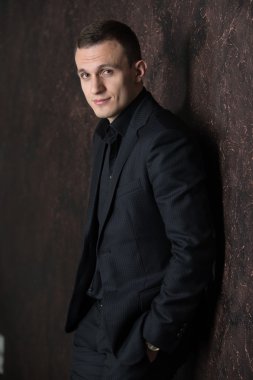 doğrudan kamera, kıç tarafa bak, iş, kadar ceketinin düğmelerini bakan birisi bir koyu takım elbiseli,