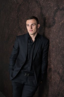 doğrudan kamera, kıç tarafa bak, iş, kadar ceketinin düğmelerini bakan birisi bir koyu takım elbiseli,