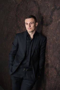 doğrudan kamera, kıç tarafa bak, iş, kadar ceketinin düğmelerini bakan birisi bir koyu takım elbiseli,