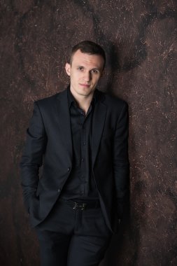 doğrudan kamera, kıç tarafa bak, iş, kadar ceketinin düğmelerini bakan birisi bir koyu takım elbiseli,