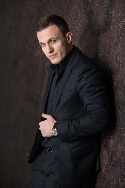 doğrudan kamera, kıç tarafa bak, iş, kadar ceketinin düğmelerini bakan birisi bir koyu takım elbiseli,