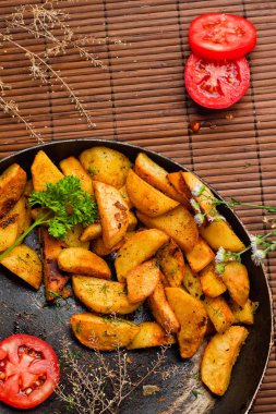 Sıcak baharatlar ile kavrulmuş patates