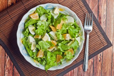 Taze salata turuncu ve haşlanmış yumurta