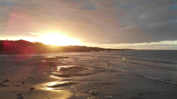 Sesja Lotnicza Lecąca Prosto Słońce Możemy Morskie Klify Małe Fale — Wideo stockowe