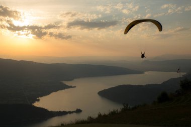 Gün batımından önceki son paragraf. Güzel göl manzaralı.