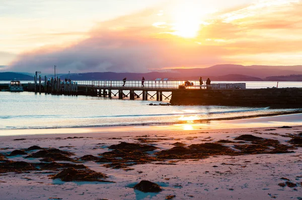 Prachtige Zonsondergang Aan Voorkant Van Pier Met Mensen Die Wachten — Stockfoto