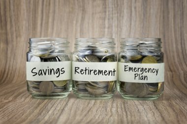Para tasarrufu, emeklilik ve acil durum planı etiketi ile cam sürahi çıktı. Mali kavramı