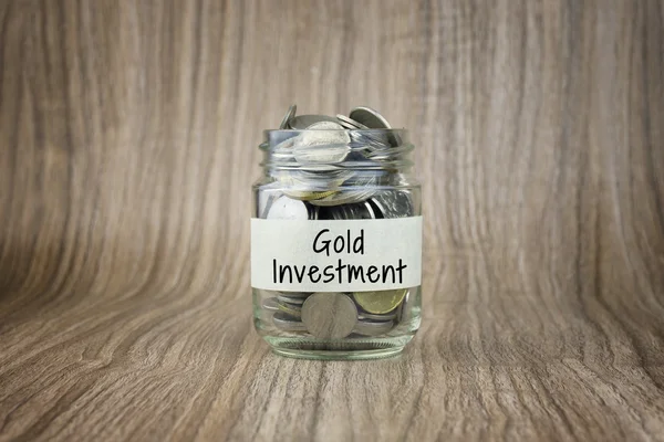 Pots en verre avec des pièces étiquetées Gold Investment. Conceptuel financier — Photo