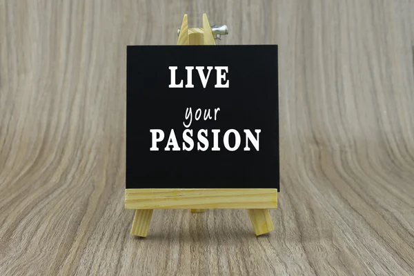 Kunsttafel, Holzstaffelei, Frontansicht mit Wortinspiration Zitat: Lebe deine Leidenschaft — Stockfoto