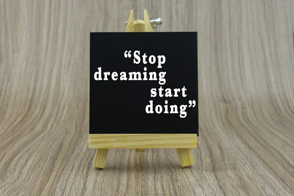Placa de arte, cavalete de madeira, vista frontal com a palavra Inspiração citação: Pare de sonhar começar a fazer — Fotografia de Stock
