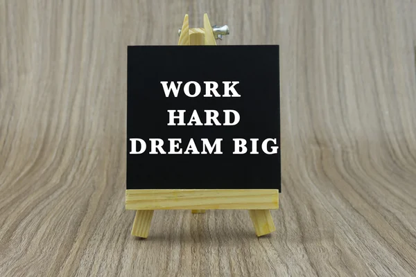 Placa de arte, cavalete de madeira, vista frontal com palavra trabalho duro sonho grande motivação criativa citação — Fotografia de Stock