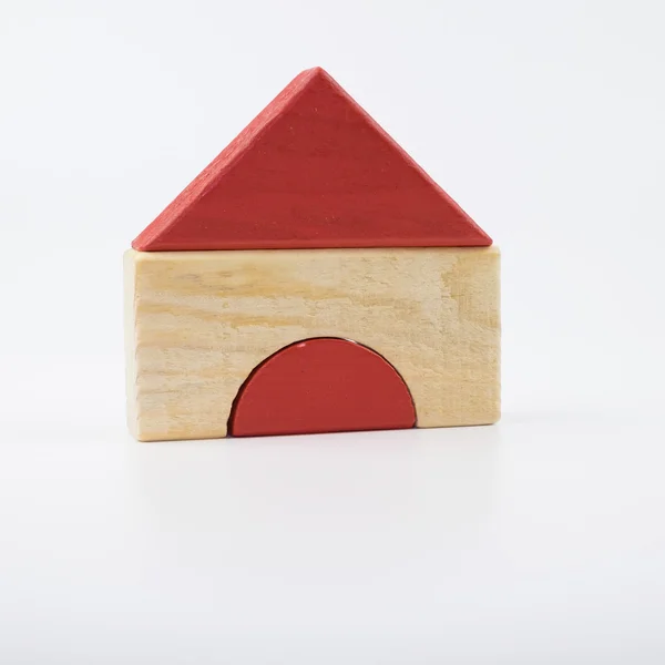 La casa di legno. Giocattoli da bambini - cubi di legno su uno sfondo bianco Foto Stock