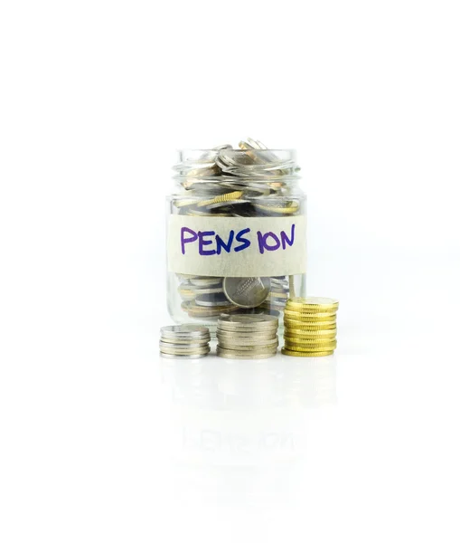 Vaso di vetro pieno di monete. Pension Label On Jar su sfondo bianco — Foto Stock