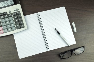 Kalem, hesap makinesi ve güneş gözlüğü ile office tabloda boş not defteri