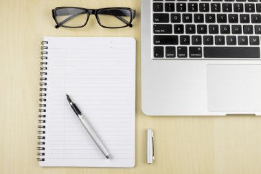 Ofis Masası not defteri, bilgisayar, glassess ve kalem. Yukarıdan kopya alanı ile göster