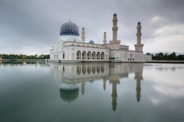 Likas Camii, Sabah, Malezya bulutlu, (yumuşak odak, hafif hareket bulanıklığı sırasında)
