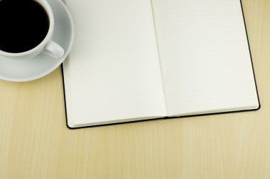 Ofis masasında bir fincan kahve. en üstteki görünüm