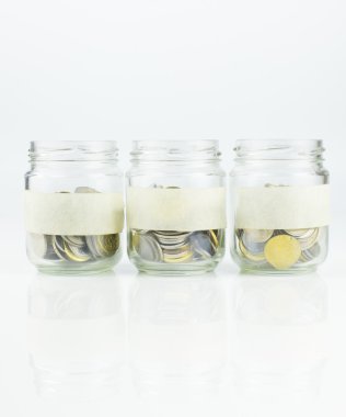 Cam Kavanoz beyaz arka plan üzerinde paralar ile boş bir etiket