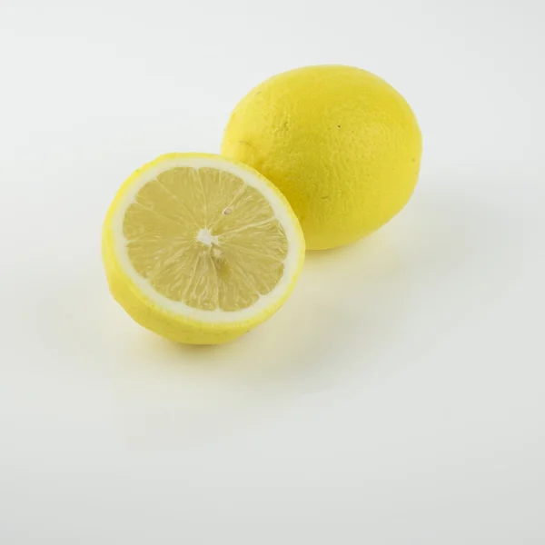 Freshly cut half and whole lemons — Stock Photo, Image
