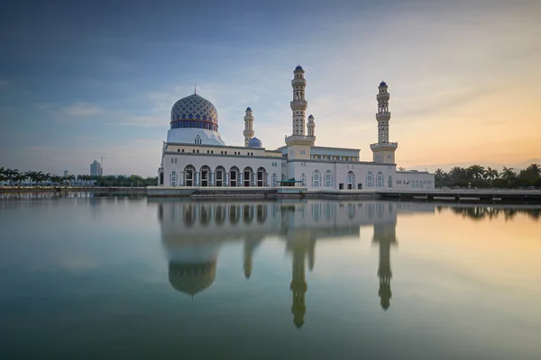 Kota Kinabalu πόλη Τζαμί στο Βόρνεο Sabah, Μαλαισία (μαλακή εστίαση, θόλωση κίνησης ελαφρά) Εικόνα Αρχείου