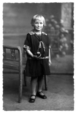 Bir elma ile kızın Vintage Fotoğraf