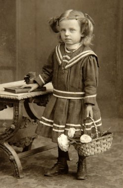 Bir sepet ile kızın Vintage Fotoğraf 