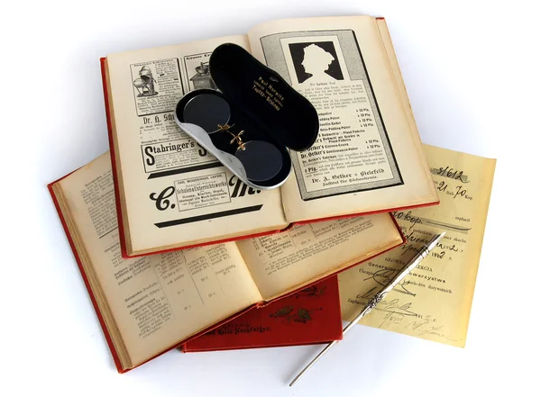 Otwartej książki stare i zabytkowe okulary — Zdjęcie stockowe