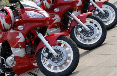 Üç kırmızı motosiklet