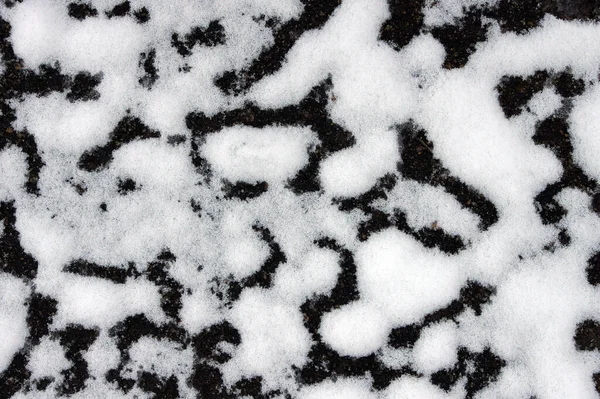 Der Erste Schnee Auf Dem Asphalt Als Interessantes Abstraktes Muster — Stockfoto