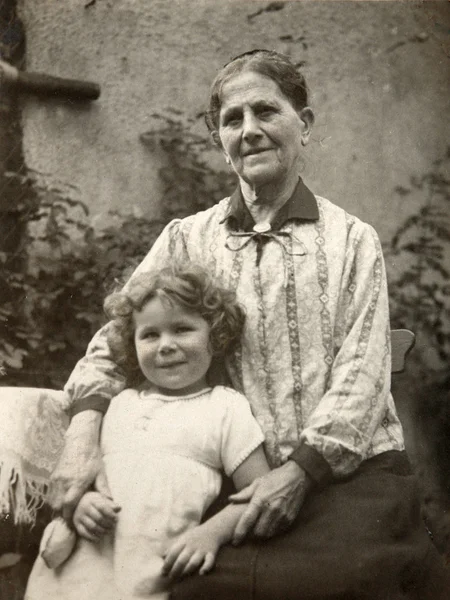 Vintage photo: grandmother and granddaughter — Stock Photo, Image