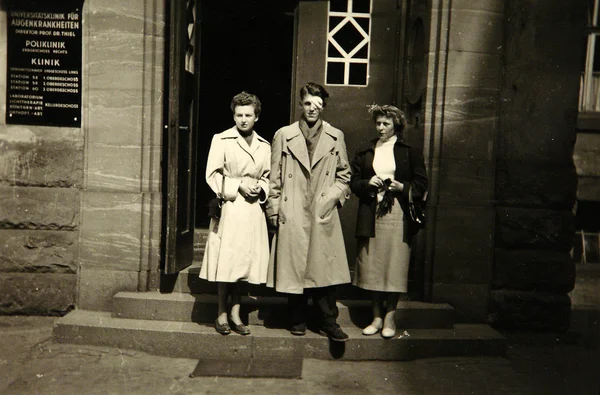 Foto vintage: pessoas posando fora da clínica — Fotografia de Stock