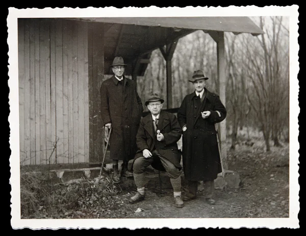 Antieke foto drie mannen poseren buitenshuis — Stockfoto
