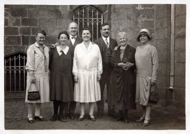 antika fotoğraf kadın ve erkeklerde modern giyimleri