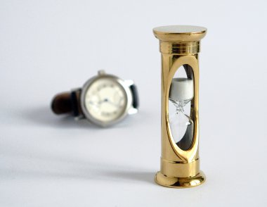 Antik bronz kum saati ve bulanık modern saatler içinde belgili tanımlık geçmiş                               