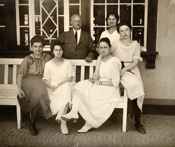 Foto antigua Hermosas chicas y un hombre anciano —  Fotos de Stock