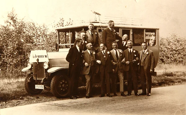 Antieke foto deelnemers van het festival zijn poseren in de buurt van de bus — Stockfoto