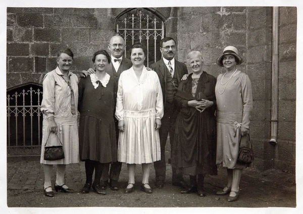 Antique photo Women and men in fashionable clothes — Stock Photo, Image