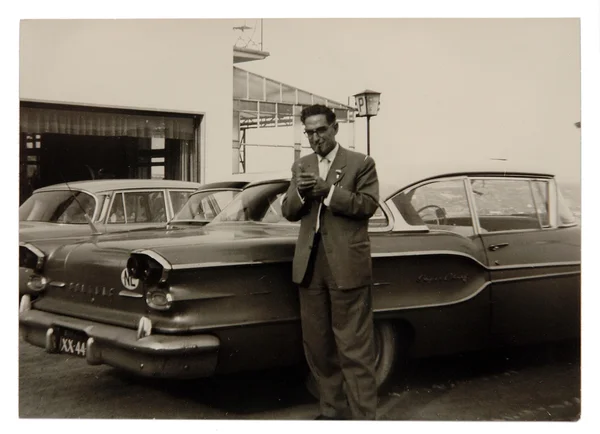 Foto antigua Hombre posando junto a la limusina de lujo —  Fotos de Stock