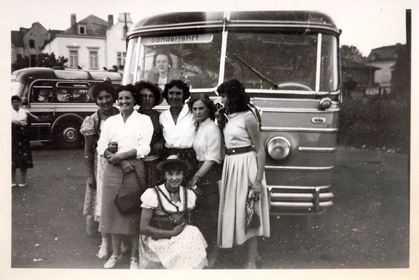Photo antique Filles posant près du bus Photo De Stock
