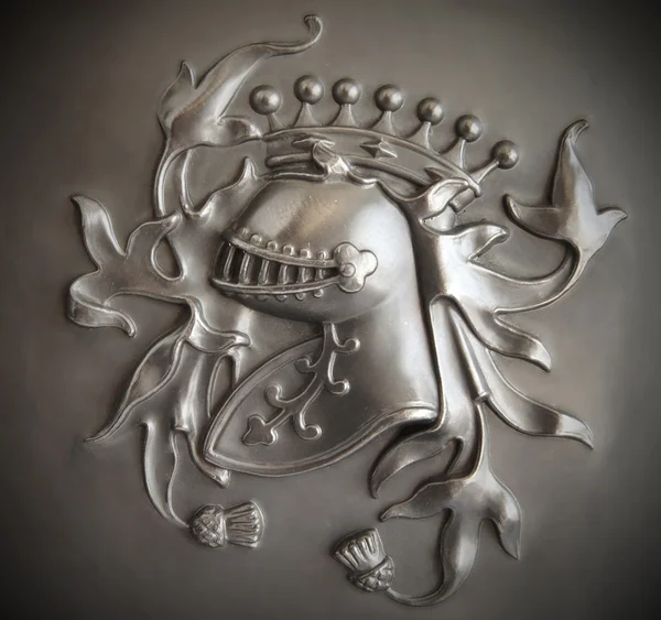 Cimier de chevalier en bas-relief avec une vignette sombre — Photo