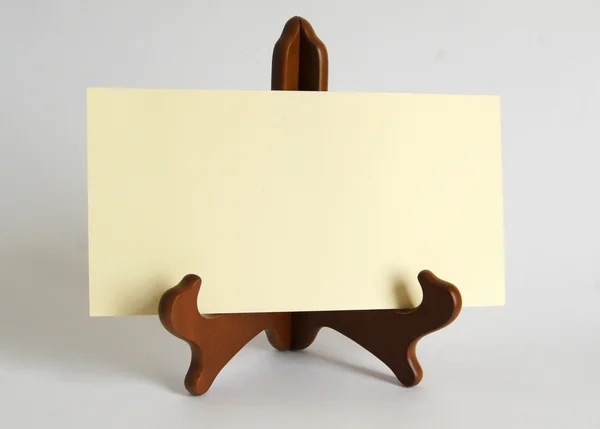 Suporte de madeira com cartão de papel em branco — Fotografia de Stock