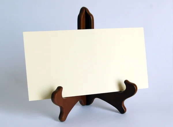 Деревянный стенд с чистой бумажной картой — стоковое фото
