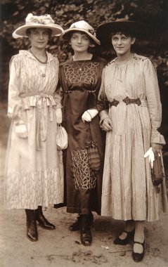 Üç şık kız eski fotoğraf