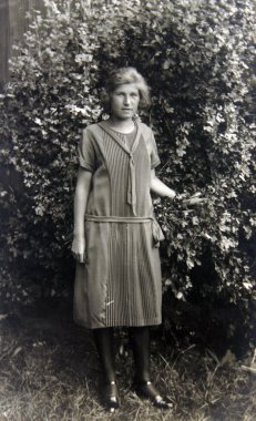 Bahçedeki kız eski fotoğraf