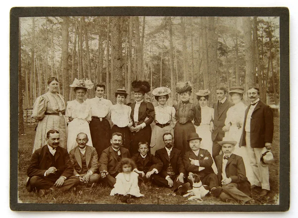 Ročník fotografické skupiny lidí v lese — Stock fotografie