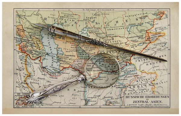 Mapa antiguo con lupa y pluma —  Fotos de Stock