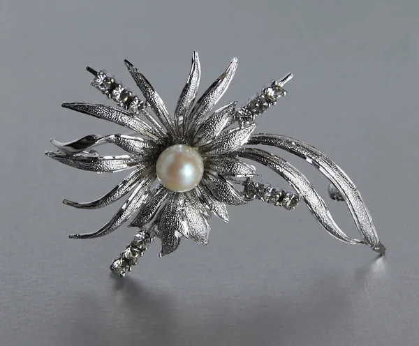 珍珠，老式银胸针 — 图库照片