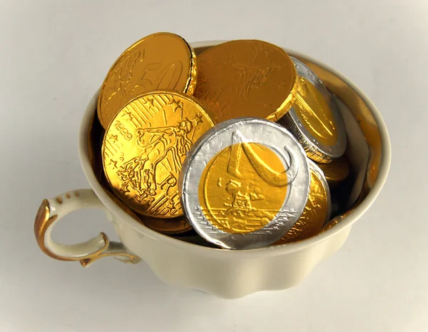 Copa y monedas de chocolate —  Fotos de Stock
