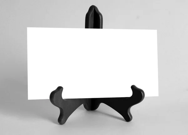 Стенд с бланковой бумажной карточкой — стоковое фото