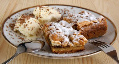 Dilim pasta dondurma ile yakın çekim